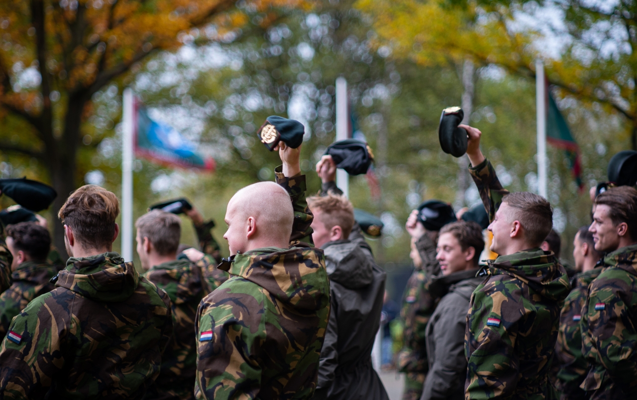 Baret zwaaien tijdens de Regiment's mars