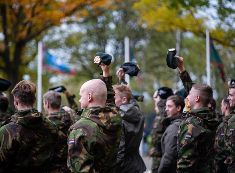 Baret zwaaien tijdens de Regiment's mars