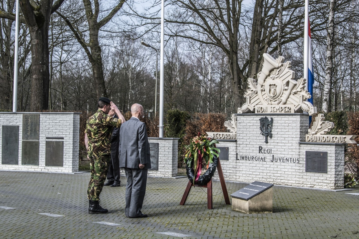 Herdenking Phaffdag door RegimentsCommandant Lkol Goossens en oud Regimentscommandant  Lkol bd Bleijerveld (+)