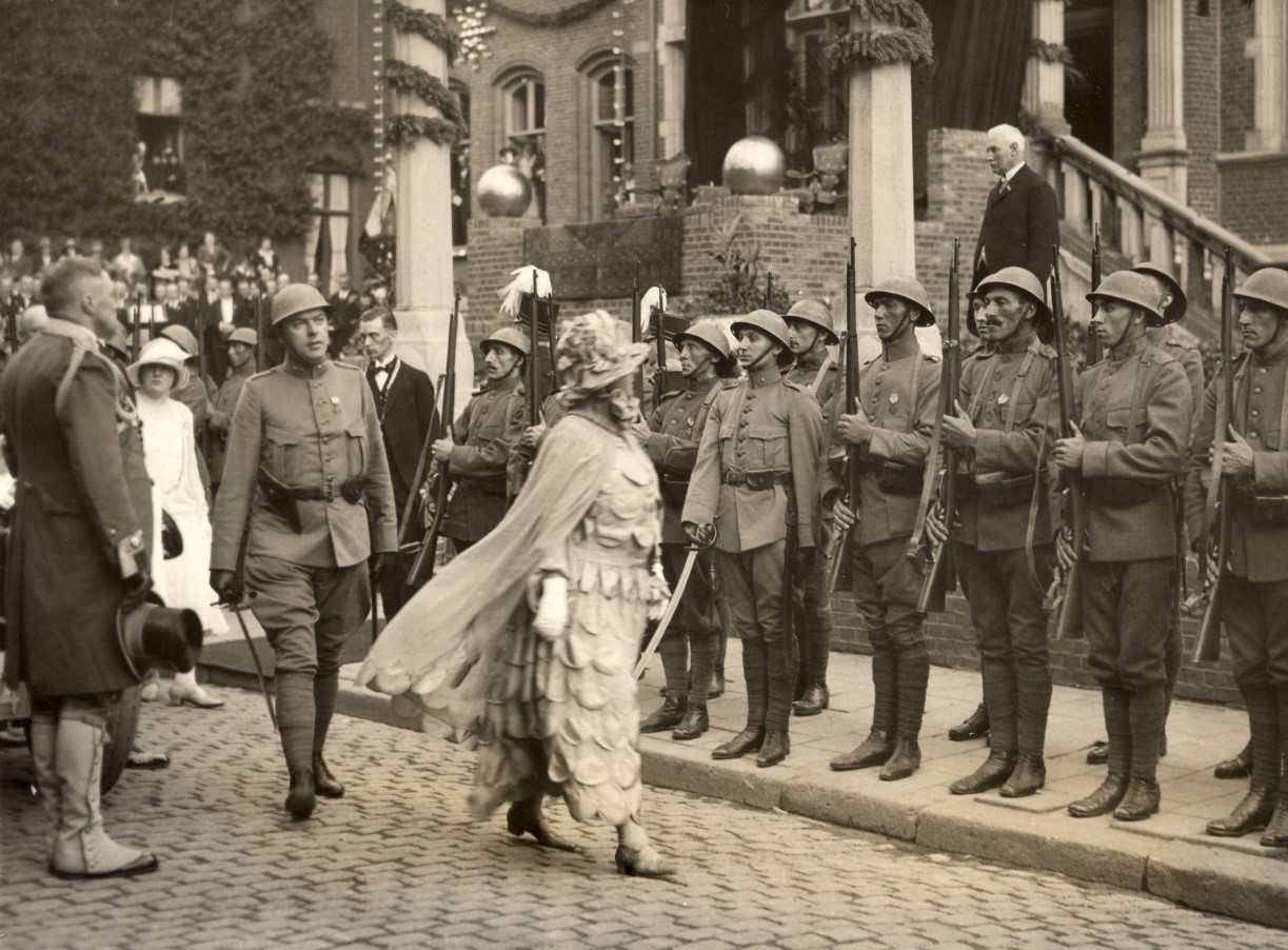 Landstormkorpers tonen hun Mobilisatiemedaille aan Koningin Wilhelmina